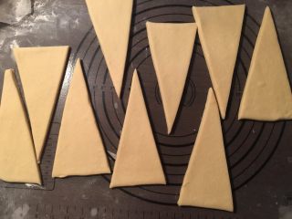 10、流沙起酥包,用刀切成底边长等腰小三角形