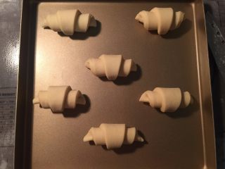 13、流沙起酥包,卷好排入烤盘，进行最后发酵