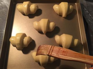 14、流沙起酥包,发酵完成后取出，在表面刷一层全蛋液