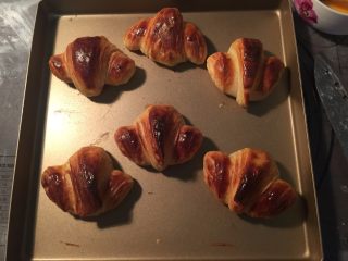 15、流沙起酥包,放进预热好200度的烤箱，烤焙10分钟左右，表面金黄色即可