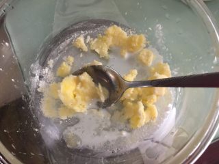 16、流沙起酥包,准备流沙馅：碗里加入黄油、砂糖、吉士粉和牛奶隔热水搅拌均匀