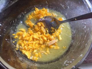 17、流沙起酥包,加入切小的咸蛋黄颗粒