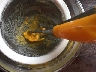 19、流沙起酥包,为了口感好最好过滤一下后装入装好泡芙嘴的裱花袋里