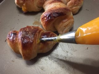 20、流沙起酥包,把流沙馅挤进去即可我