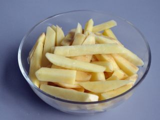 3、香辣干锅兔,先把土豆洗好，去皮切条，之后放水中浸泡十分钟，倒掉水，撒适量的盐腌制10分钟，土豆尽量选个头大的。
