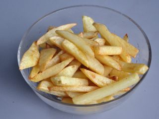 5、香辣干锅兔,炸好的土豆条，放一边备用 。