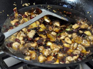 11、香辣干锅兔,倒入半碗水，慢慢的使兔子入味。