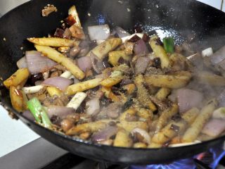 15、香辣干锅兔,倒入少量的孜然粉，翻炒均匀。