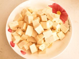 4、完美的下饭菜 腊肠烧豆腐,把豆腐切成1㎝左右的小方块