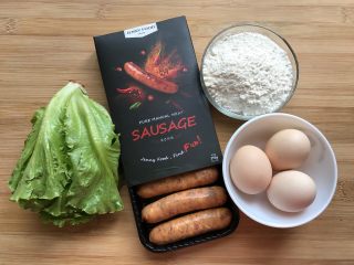 1、鸡蛋灌饼香肠卷,备好所需食材