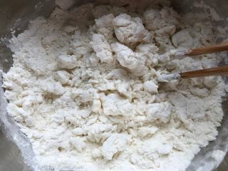 2、鸡蛋灌饼香肠卷,面粉里放少许盐，倒入热水（75度左右），用筷子先搅拌成絮状
