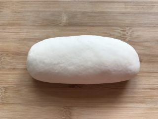 3、鸡蛋灌饼香肠卷,等不烫手时再揉成光滑的面团，盖上拧干的湿毛巾或棉布放置20分钟