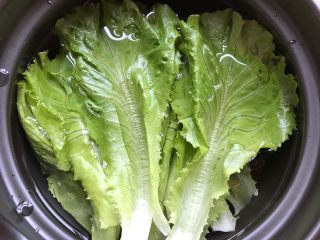 4、鸡蛋灌饼香肠卷,在松弛面团期间，我们可以把其它的准备工作做好：生菜洗净后用淡盐水浸泡20分钟，再控干水分备用（最好用冷开水或矿泉水浸泡）