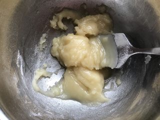 7、鸡蛋灌饼香肠卷,油酥中的面粉和油混合均匀备用