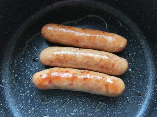 8、鸡蛋灌饼香肠卷,香肠用少许油煎熟备用