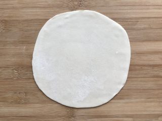 12、鸡蛋灌饼香肠卷, 擀成薄薄的圆饼，尽量薄一点