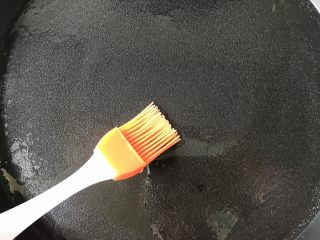 13、鸡蛋灌饼香肠卷,电饼铛中倒入少许油，刷匀