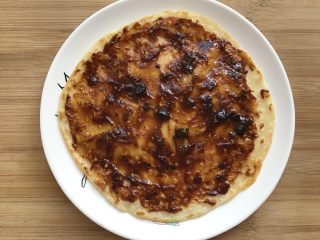 17、鸡蛋灌饼香肠卷,把刚烙好的饼放到干净的碗或锅中，并用盖子盖上，放置一会后就会变软有韧性，便于卷饼，这时就可以在饼上均匀涂抹之前调配好酱料