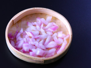 2、下饭菜芹菜炒肉末,洋葱也切碎，切洋葱的时候，放一碗冷水在洋葱旁边，这样在切的时候就不会流眼泪啦。