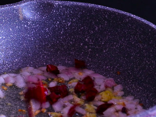 6、下饭菜芹菜炒肉末,放入干辣椒段翻炒两下。