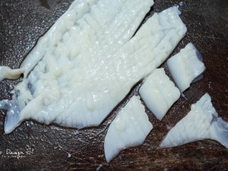 2、天使翅膀de乌贼炒面,就差不多分成相对规则的一小块一小块。