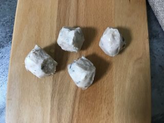 1、牛肉丸吐司披萨,做好准备工作：肉丸提前解冻。