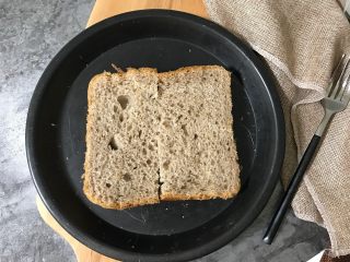 3、牛肉丸吐司披萨,吐司可以提前切片摆在烤盘上。