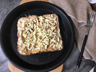 5、牛肉丸吐司披萨,铺上一层马苏里拉芝士。