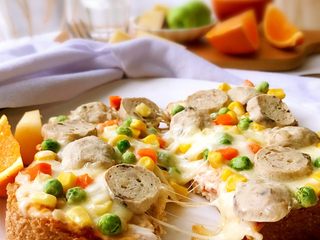 10、牛肉丸吐司披萨,取出享用吧。