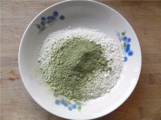 1、青汁月饼,过筛月饼预拌粉和青汁粉。