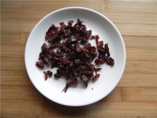 6、青汁月饼,将20克蔓越莓干切碎。