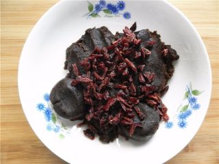 7、青汁月饼,将蔓越莓干放枣泥豆沙馅里混合均匀。