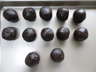 8、青汁月饼,将枣泥豆沙馅分成30克一个，搓圆。
