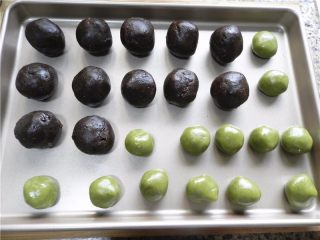 9、青汁月饼,饼皮分好20克一个，搓圆。