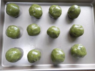 12、青汁月饼,搓成圆球，放金盘上。提前预热UKOEO HBD-5002烤箱190度10分钟。