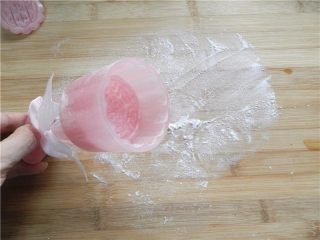 13、青汁月饼,学厨水晶粉50克月饼模中撒一层薄薄的面粉防沾（也可模具中薄薄的刷一层油），或在案板上薄撒中粉，面团沾滚少少中粉，不可多。