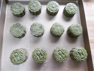 14、青汁月饼,将包好的月饼放入学厨水晶粉50克的月饼模中，轻扣提起。脱模非常轻松！花纹立体感很强，也非常清晰哦！