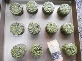 18、青汁月饼,等干后再扫一次蛋黄。共2次。