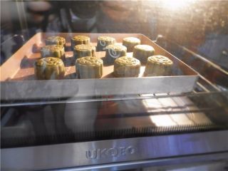 19、青汁月饼,放烤箱再烤15分钟左右，饼皮均匀上色后就可。待凉后密封室温保存（放保鲜剂），放1天后回油可吃（这款烤箱可快速达到烘烤效果）。