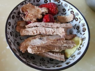 2、冬至美食~黄芪党参芡实牛骨汤,黄芪党参补气