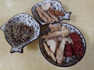 7、冬至美食~黄芪党参芡实牛骨汤,把炖不烂药材的装入茶包袋中