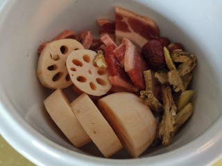 8、冬至美食~黄芪党参芡实牛骨汤,牛肉当归莲藕党参装入炖罐中,以及装其他药材调料的茶包袋也放入