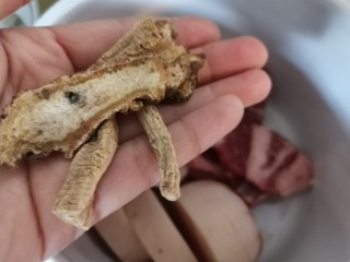 9、冬至美食~黄芪党参芡实牛骨汤,当归党参可以炖烂食用,就直接放入炖罐中