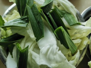 12、冬至美食~黄芪党参芡实牛骨汤,白菜洗净切碎