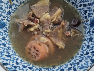 14、冬至美食~黄芪党参芡实牛骨汤,莲藕党参当归牛肉汤炖好啦