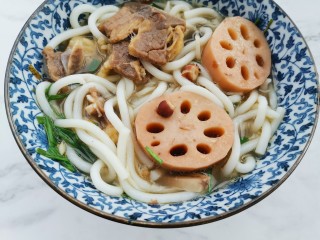 16、冬至美食~黄芪党参芡实牛骨汤,加入乌冬面