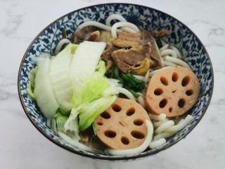 17、冬至美食~黄芪党参芡实牛骨汤,加入白菜,美美哒吃起来啦,正适合不能吃羊肉的湿热及燥热者,冬至期间滋补益气也要补起来。