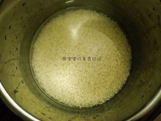 4、生炒腊味糯米饭 | 治愈的一口，让你远离所有烦恼,蒸锅内放入提前浸泡好的糯米，蒸20分钟左右取出