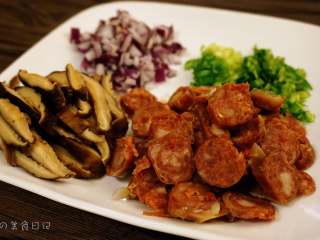 5、生炒腊味糯米饭 | 治愈的一口，让你远离所有烦恼,将洋葱切丁，香菇切丝，腊肠切片，葱和香菜切末