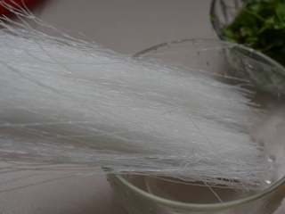 2、鸡蛋酸菜炒粉丝，酸香开胃特别好吃,粉丝用的是绿豆粉丝，口感很好。